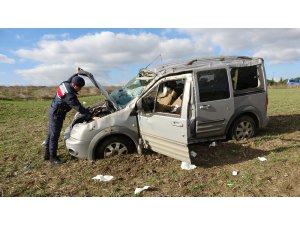 Yoldan çıkan araç tarlaya savruldu: 5 yaralı