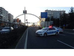 Yayaya çarpmamak için direksiyonu kırdı, refüje çıktı: 3 yaralı
