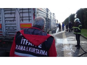 Lastikleri tutuşan tırın yanmasını itfaiye önledi