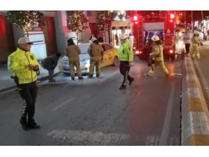 Taksim’de ticari taksi yandı, esnaf yangın tüpleriyle müdahale etti