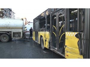 Sultangazi’de su tankeriyle halk otobüsünün çarpıştığı kaza kamerada