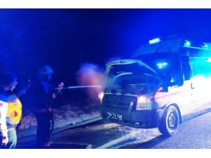 Ambulans seyir halindeyken alev aldı