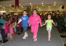 Minik mankenler, ablalarını geçti