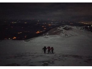 Bursalı dağcılar Uludağ’da -7 derece soğuğa rağmen gece yürüyüşü yaptı
