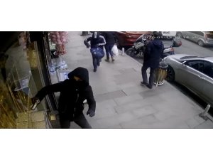 Çağlayan’da yüzleri maskeli ve silahlı iki kişi kabzayla vitrin camını kırmaya çalıştı