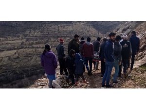 Kayalıklardan yere çakıldı, yerde kıvrılırken üstüne kaya parçası düştü