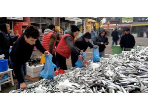 5 liralık hamsi izdihamı, vatandaşlar birbirleriyle yarıştı