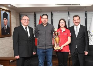 Başkan Yılmaz Balıkesirli milli sporcuyu ağırladı