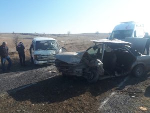 Hurdaya dönen otomobilde sıkışan sürücüyü itfaiye kurtardı