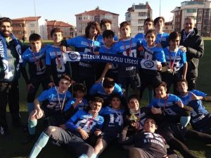 Liseler arası futbol turnuvasının şampiyonu 15 Temmuz Şehitler Anadolu Lisesi oldu