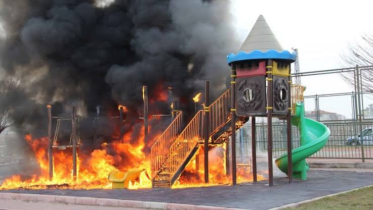 Kayseri'de çocuk parkını yakan şüpheliler bidondaki parmak izinden yakalandı