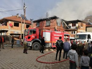 Ahşap ev çatıdaki elektrik tesisatı kısa devre yapınca yandı