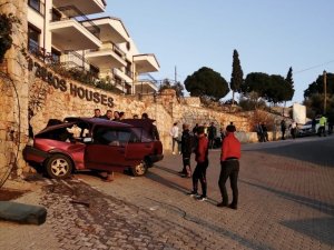 Freni boşalan otomobil duvara çarptı: 1 ölü, 1 yaralı