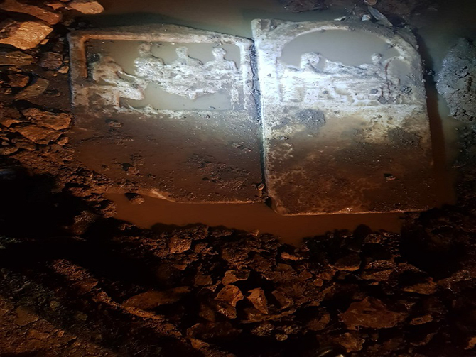 Şiddetli yağmurun toprağı aşındırmasıyla gün yüzüne çıkan antik steller müzeye taşındı