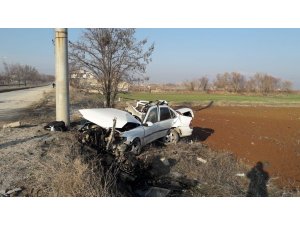 Elektrik direğine çarpan otomobilin sürücüsü ağır yaralandı