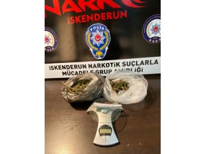 Polis operasyonunda esrar içerken yakalandılar