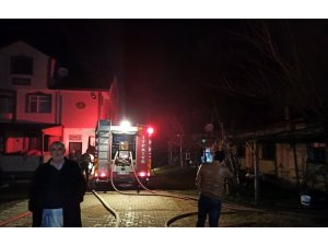 Sakarya’da yabancı uyruklu şahısların yaşadığı evde yangın çıktı