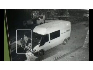 İş yerinin önündeki minibüsü böyle soydular