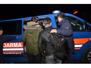 20 kaçak göçmeni minibüste bırakıp kaçtı