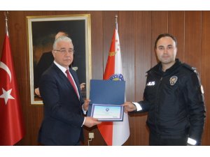 Adliyeye uyuşturucu sokmaya çalışan kadını fark eden 4 koruma polisi ödüllendirildi