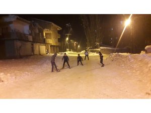 Yüksekova’da çocukların eksi 25 derecede futbol aşkı