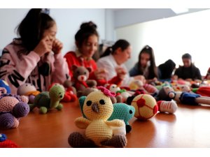 Roman kızlar okula oyuncak bebeklerle bağlandı