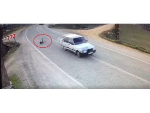 Minik kız seyir halindeki otomobilden düştü