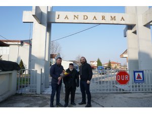 Sakarya'da yaşlı adamı sırtında taşıyan jandarmaya ödül