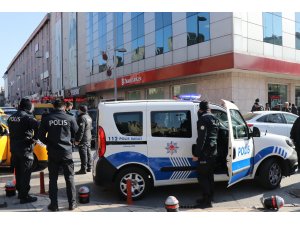 "Dur" ihtarına uymayan ehliyetsiz sürücünün kullandığı aracın çarptığı polis yaralandı