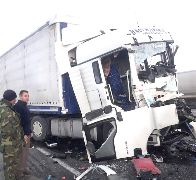 Konya'da iki tır çarpıştı: 1 ölü, 1 yaralı