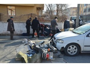Otomobille motosikletin çarpıştığı kaza kamerada