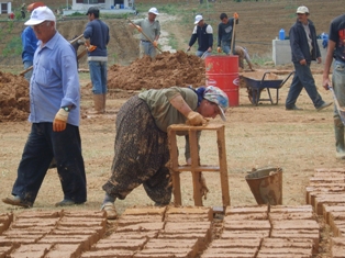 Sanat köyü'nün kerpiçlerini kadınlar üretiyor