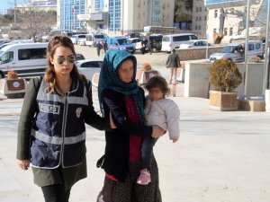 Dilenci kılığında ev soyan kadın, kucağında çocukla adliyeye sevk edildi