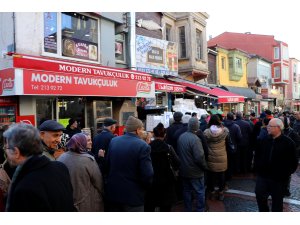 Edirne'de kilogramı 5 liradan hamsi alabilmek için saatlerce beklediler