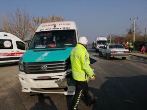 Manisa’da minibüs ile otomobil çarpıştı: 4 yaralı