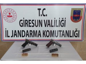Yol kontrolü yapan jandarma silahlı 2 kişiyi gözaltına aldı
