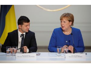 Zelenskiy, Merkel ile telefonda görüştü