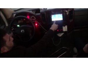 Seyir halindeyken okey oynayan şoförün sürücü belgesine el konuldu