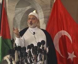 Türkiye bayrağıyla hutbe verdi