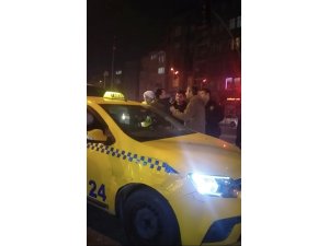 Beyoğlu’nda taksici kendini emniyet kemerini kilitleyip polise direndi