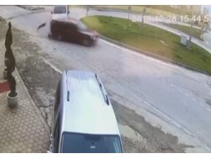 Çarpışan otomobil pisti gibi kavşak...