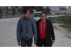 Arkadaşını bıçakla tehdit edip tokatladı