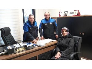 Zabıta memuru bulduğu altını sahibine teslim etti