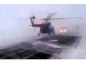 Helikopter kar fırtınası nedeniyle kara yoluna acil iniş yaptı
