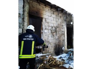 Van’da ahır yangını