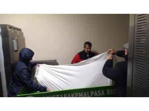 3 gündür haber alınamayan eski radyocu evinde ölü bulundu