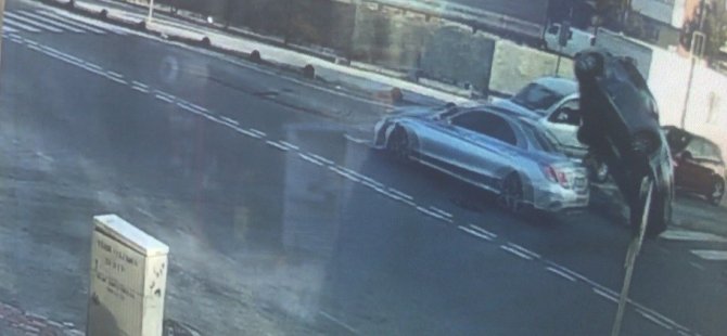 Seyir halindeki araca çarpıp devrilen otomobil kamerada