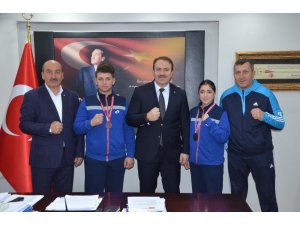 Türkiye 3’üncüsü olan 2 boksör ödüllendirildi