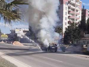 Seyir halindeki otomobil alev aldı