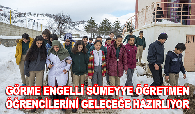 Görme engelli Sümeyye öğretmen öğrencilerini geleceği hazırlıyor